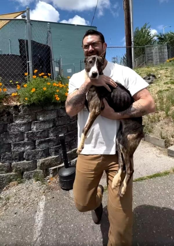 lee holding daisy